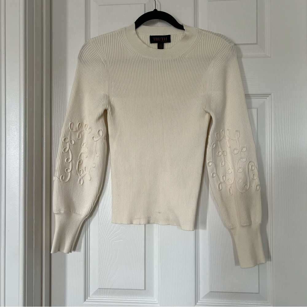 Elegant Cream Sweater with Embroidered Sleeves - Picture 2 of 8